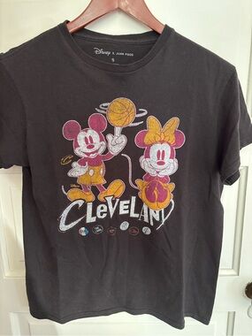 Cleveland Cavaliers city edition, Mickey Mouse Disney Junk Food t shirt. Small.
